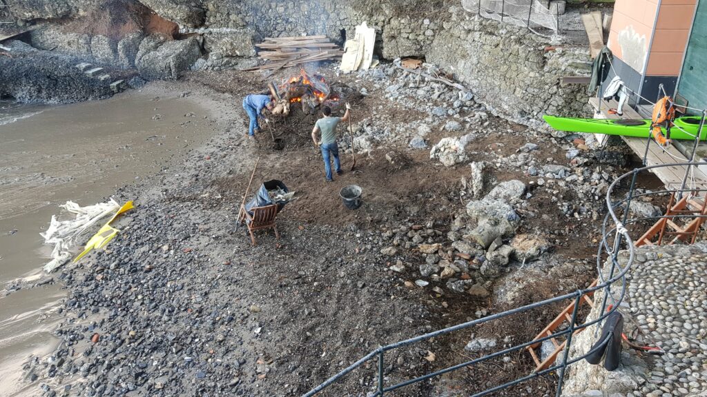 "Olio di gomito" per rimettere in sesto la spiaggia di Niasca