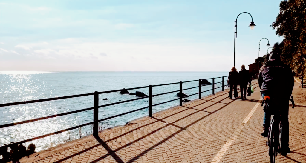 in bici sulla pista ciclabile tra Arenzano e Varazze