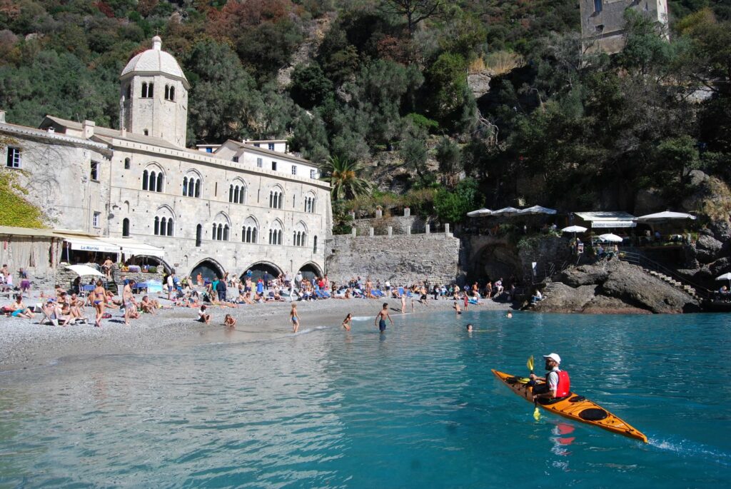 San Fruttuoso dal mare in kayak