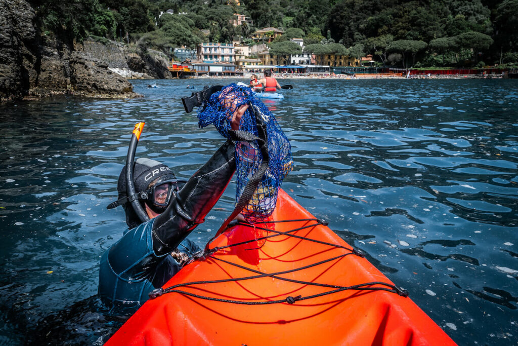 Arianna recupera plastica dal fondale durante una pulizia